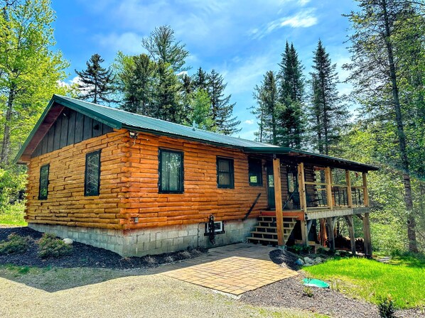 Welcome to this cozy, beautifully updated cabin in Bethlehem, New Hampshire!