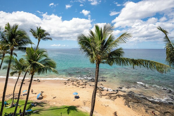 Mana Kai resort sits right next to Keawakapu Beach