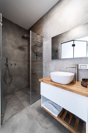 Bathroom/Shower