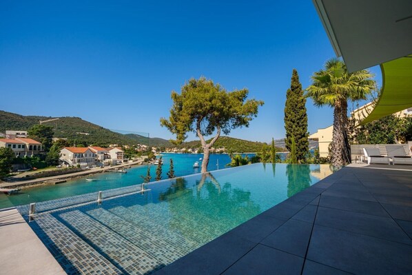 Blick auf das kristallblaue Meer vom Grundstück der kroatischen Luxusvilla für Ferien und Vermietung Aman Korcula