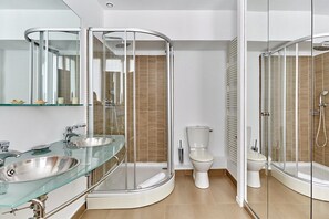 salle de bain avec toilette