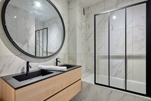Salle de bain avec baignoire