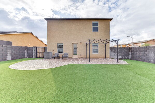 Florence Vacation Rental | 3BR | 2.5BA | 1,614 Sq Ft | 1 Step to Enter