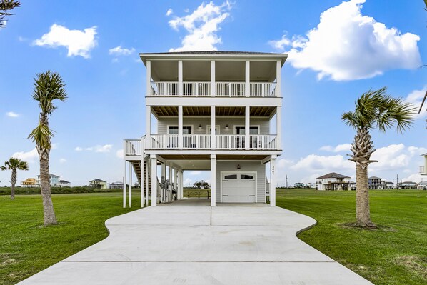 Front view of the house on 1 acre lot with plenty of parking