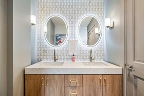 King Bedroom 1 ensuite bathroom