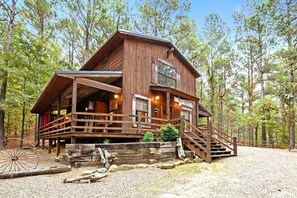 Rustic country cabin surrounded by gorgeous pines!