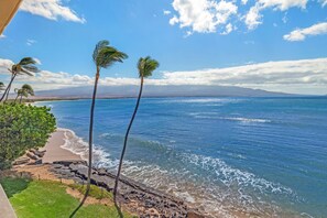 Sandy Sugar Beach to the left of the resort. This is the longest beach in Maui.