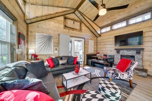 Cabin Interior | Single-Story Home | Free WiFi | 2 Smart TVs