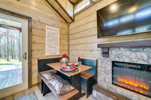 Dining Area | Dishware/Flatware Provided | Fireplace