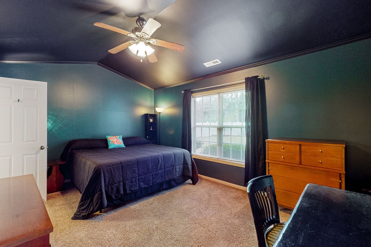 Dog-friendly home near downtown with fenced yard, patio, & fireplace