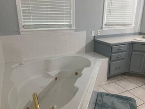 Master suite jet bath & walk in shower