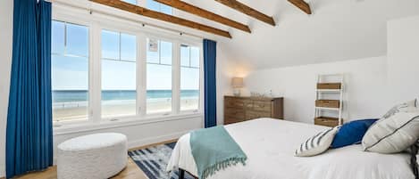 Master bedroom (king bed) with the sea view!
