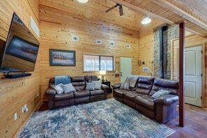 Main Cabin - Living Room