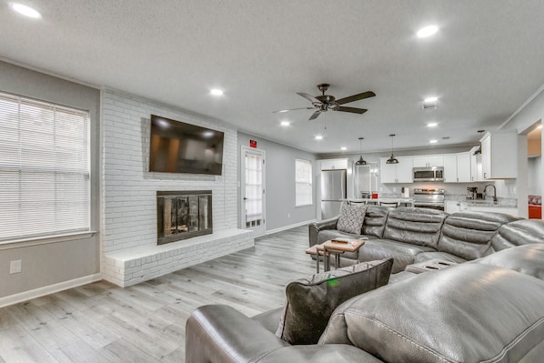 Pensacola Vacation Rental | 3BR | 2.5BA | 1,917 Sq Ft | 2 Steps Required