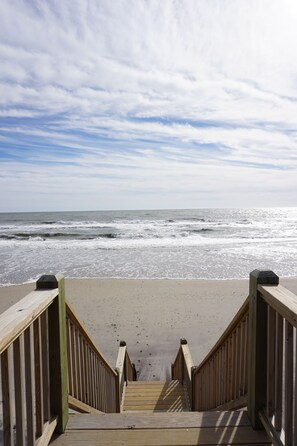 Beach Access 2 minute walk