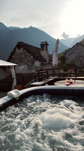 Outdoor spa tub