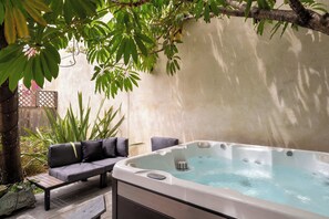 Outdoor spa tub