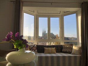 Bow-window avec vue sur la cathédrale 