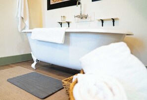 Farm House - Primary Bedroom Soaking tub