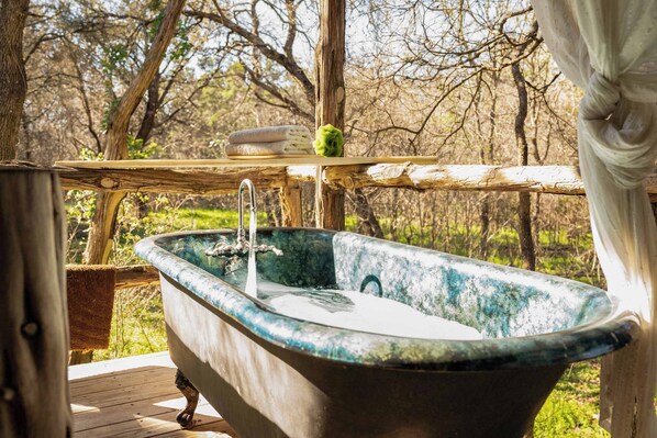 Cordwood Cabin - Enjoy a private bath off the back porch overlooking the oak groves!