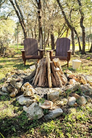 Cordwood Cabin - Make memories around the fire pit with your loves ones! 