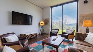 The flat screen TV calls for great entretainment moments for everyone! #airbnb #fun