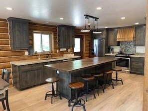 Kitchen and bar seating for 6