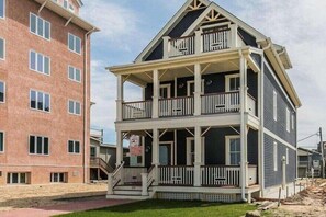 The perfect spot for waterside relaxation, as one guest noted: “The location was perfect, right on the river and just a few houses down from the beach.”