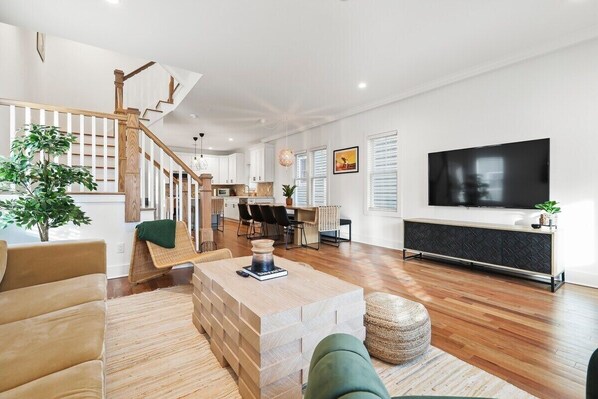 (Living Room) A well-designed living space can truly make you feel at home: “The living area is nicely decorated with a comfortable couch and pretty big dining table.”