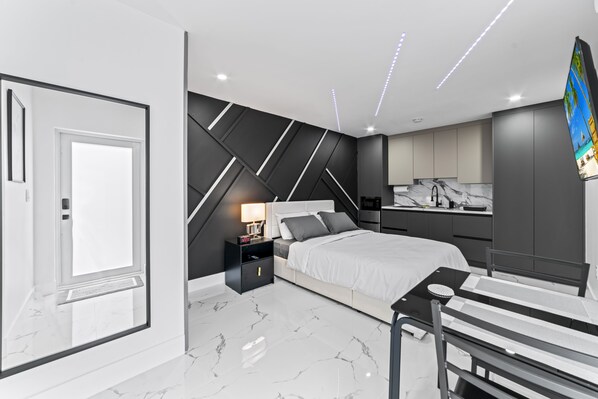 Modern & Luxury spacious room with Queen-sized bed