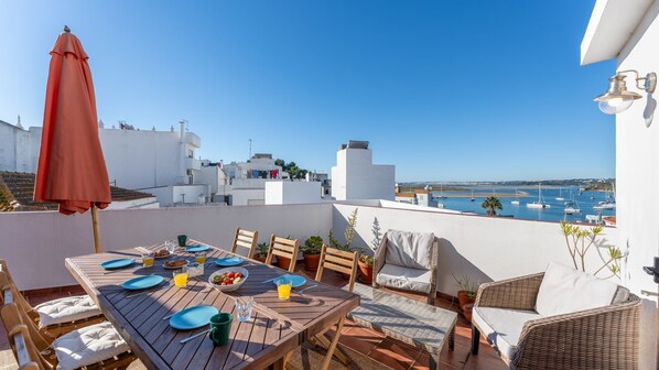 Enjoy a meal or a glass of wine outside with the fabulous view of the marina and the amazing sunshine
#balcony #terrace #sun #riverview #algarve #portugal