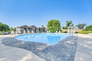 4 Seasonal Community Outdoor Pools