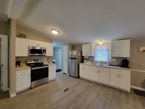 kitchen - all new appliances / brand new cabinets