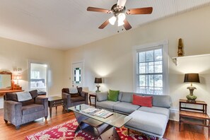 Living Room | Free WiFi | Smart TV | Central A/C | 3 Portable Space Heaters