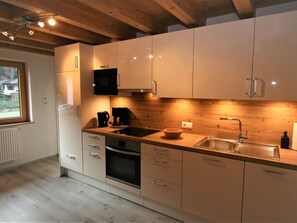 Cabinetry, Countertop, Spüle, Sinken, Zapfhahn, Herd, Küche, Holz, Fenster, Haushaltsgerät