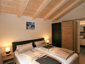 Eigentum, Möbel, Gebäude, Komfort, Holz, Beleuchtung, Interior Design, Lampe, Bett, Fussboden