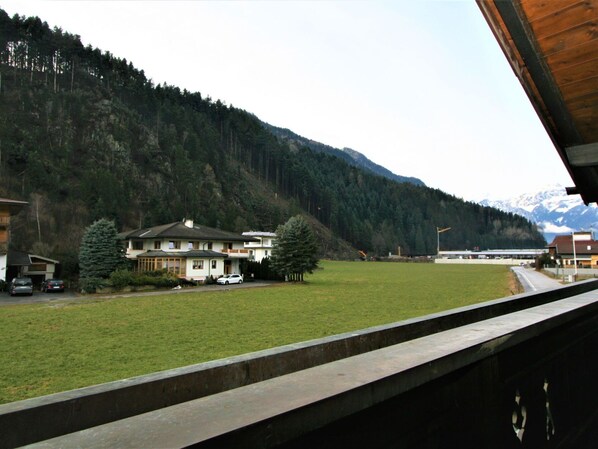 Himmel, Pflanze, Eigentum, Gebäude, Berg, Hochland, Baum, Steigung, Strassenbelag, Gras