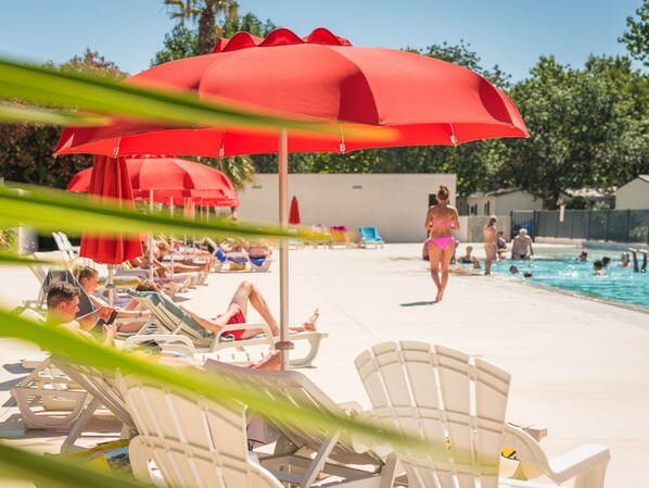 Schwimmbad, Freizeit, Erholung, Gartenmöbel, Regenschirm, Spass, Urlaub, Resort, Schatten