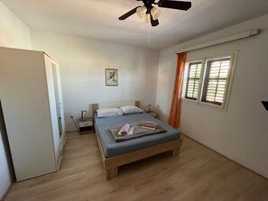 Schlafzimmer 1