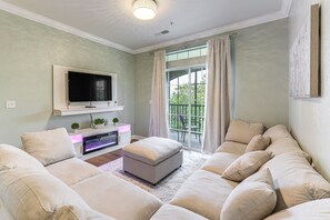 Living Room | Free WiFi | Smart TV | Central A/C
