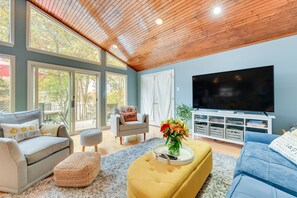 Living Room | Smart TV | Central A/C | Electric Heat | Queen Sleeper Sofa