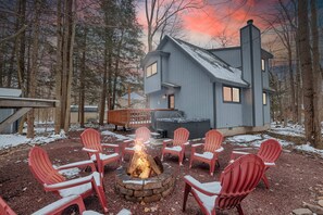 S'mores, stories, and stargazing by the fire pit – the perfect night in