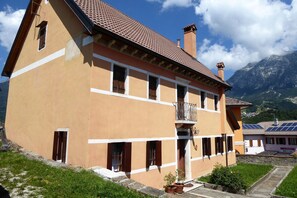 Außenseite Ferienhaus [Sommer]
