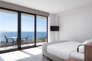 Bedroom With City view and King Size Bed 