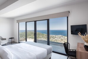 Bedroom With City view and King Size Bed