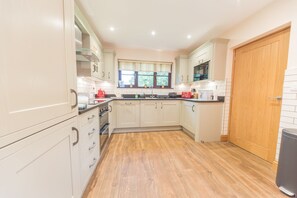 Roseberry Cottage in Coniston kitchen