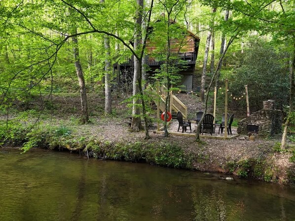 Beautiful setting on the creek!