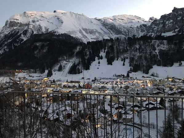 Aussicht von der Terrasse auf den Titlis und das Dorf Engelberg