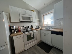 Full kitchen with dishwasher 