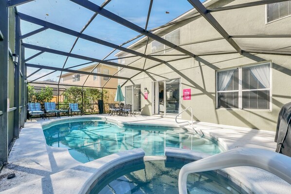 Amazing Private Pool of the Home in Kissimmee Florida - Enjoy leisurely moments in inviting pool area - A peaceful atmosphere where you can forget your worries and enjoy